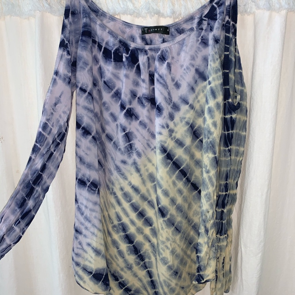 💙🤍Off the shoulder tie dye shirt